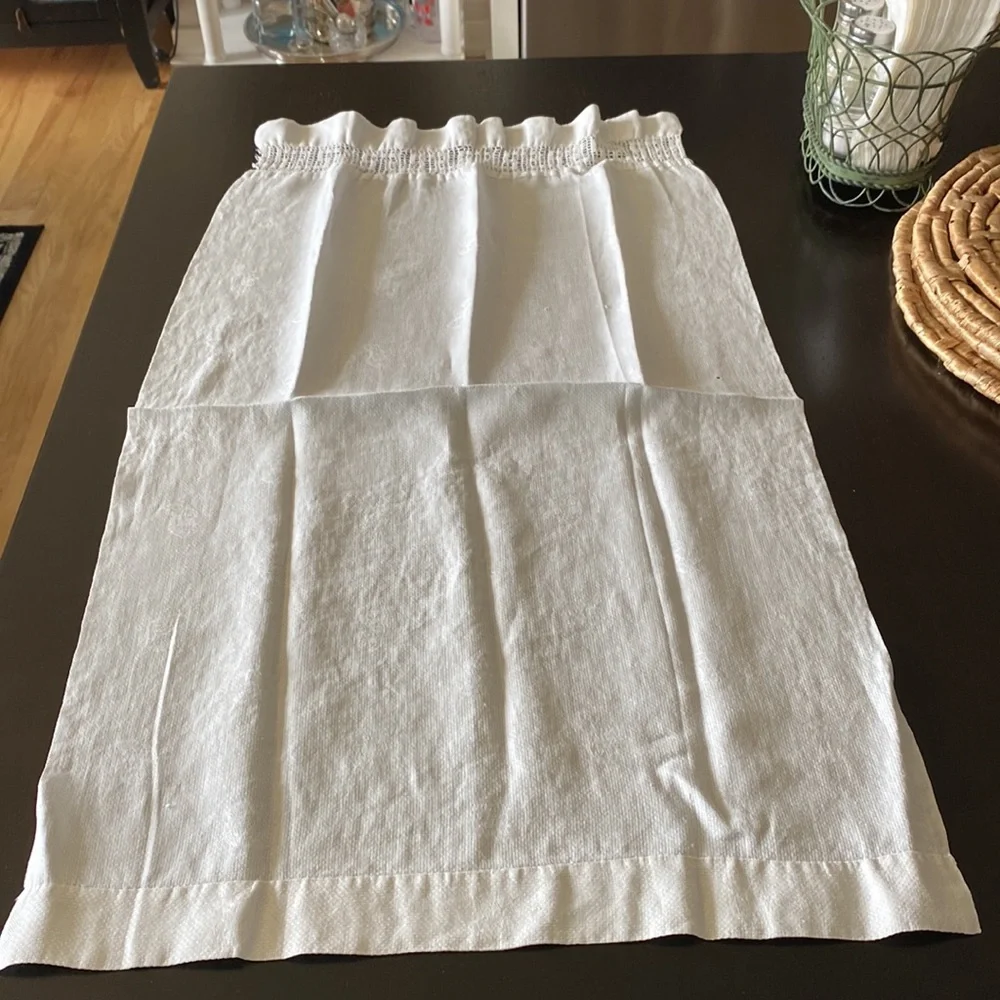 Beautiful Vintage Creamy White Crocheted Ruffled Edge Towel!